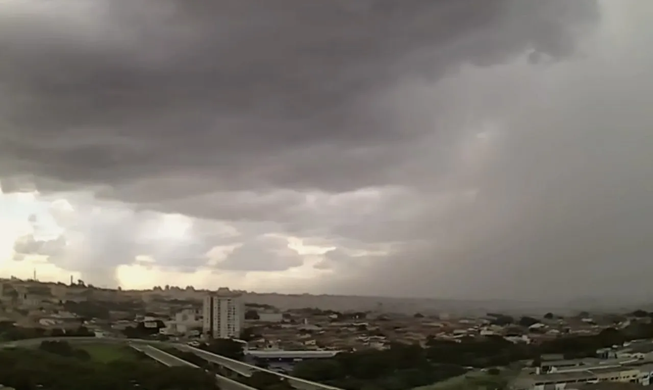 A imagem mostra o avanço de chuva em Sorocaba 
